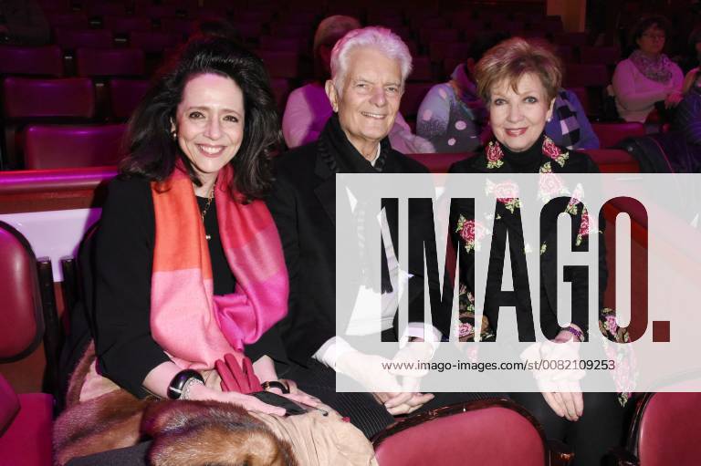 Carolin Reiber mit Begleitung bei der Premiere vom 3. Winterprogramm 2018 des Circus Krone im Kronebau. München