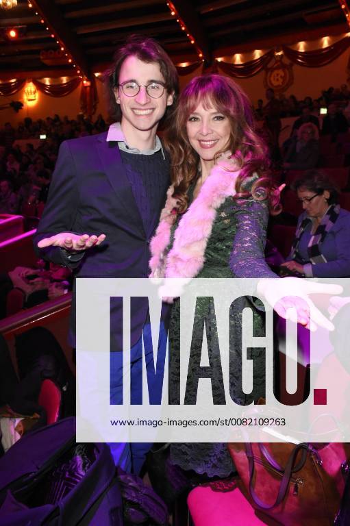 Cornelia Corba mit Sohn Benjamin bei der Premiere vom 3. Winterprogramm 2018 des Circus Krone im Kronebau. München