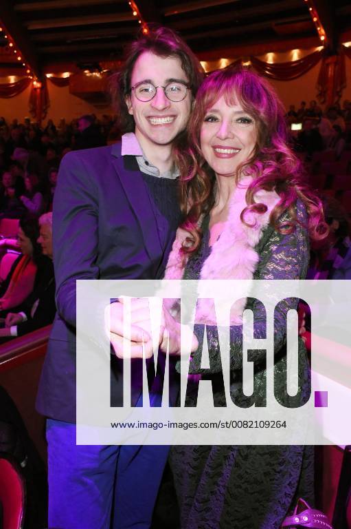 Cornelia Corba mit Sohn Benjamin bei der Premiere vom 3. Winterprogramm 2018 des Circus Krone im Kronebau. München