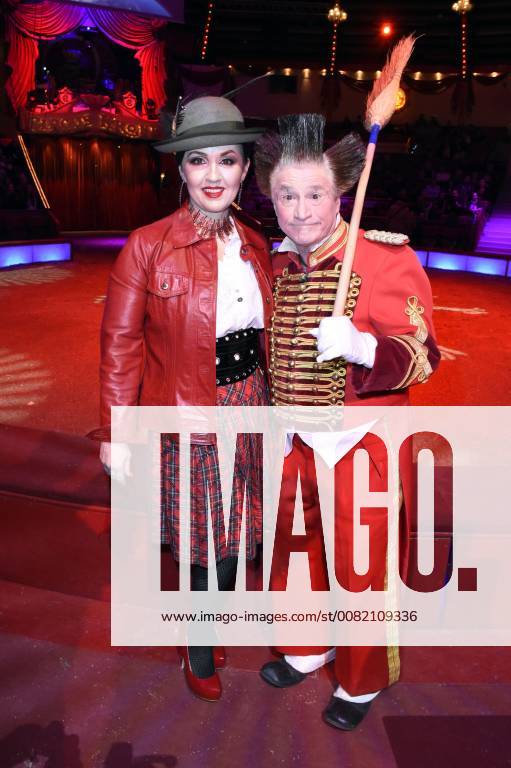 Angelika Zwerenz und Clown Fumagalli bei der Premiere vom 3. Winterprogramm 2018 des Circus Krone im Kronebau. München