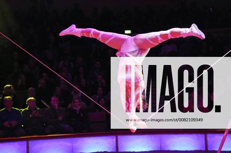 Huang Yang bei der Premiere vom 3. Winterprogramm 2018 des Circus Krone im Kronebau. München