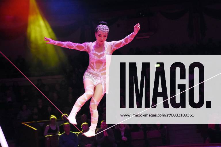 Huang Yang bei der Premiere vom 3. Winterprogramm 2018 des Circus Krone im Kronebau. München