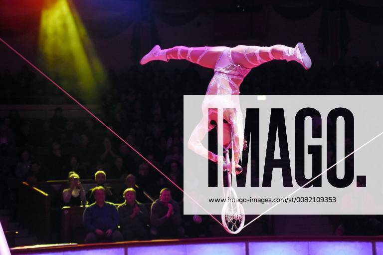 Huang Yang bei der Premiere vom 3. Winterprogramm 2018 des Circus Krone im Kronebau. München