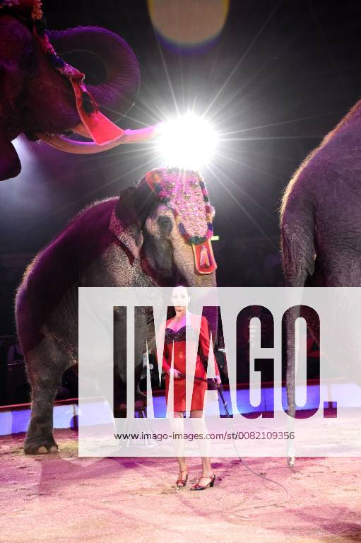 Jana Mandana Lacey-Krone bei der Premiere vom 3. Winterprogramm 2018 des Circus Krone im Kronebau. München