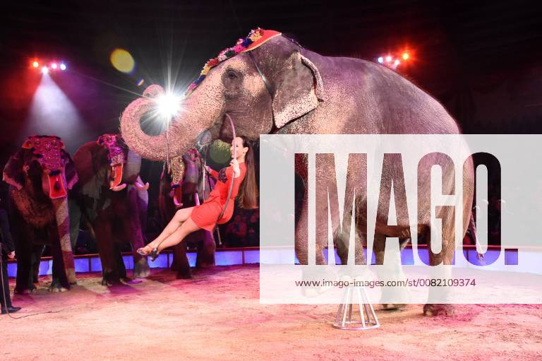 Jana Mandana Lacey-Krone bei der Premiere vom 3. Winterprogramm 2018 des Circus Krone im Kronebau. München