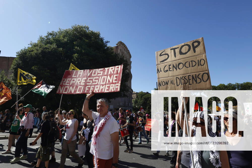 Demonstration against the Italian government s security decree in Rome ROME, ITALY - MAY 31: Protesters attend a demonstration against the Italian government’s security decree in Rome, Italy, on May 31, 2025. Riccardo De Luca Anadolu Rome Italy. Editorial use only. Please get in touch for any other usage.