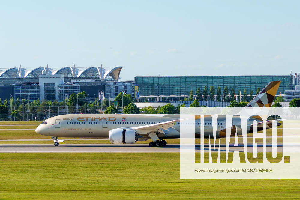 Eine Boeing 787-9 Dreamliner der Fluggesellschaft Etihad Airways bei der Landung am Flughafen München. Der Jet mit der Kennung A6-BNA trägt die elegante gold-beige Lackierung der Airline aus Abu Dhabi