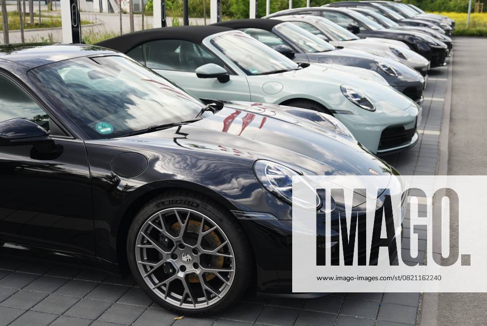 Die Porsche AG ist ein deutscher Kraftfahrzeughersteller mit Sitz in Stuttgart - Zuffenhausen. Ursprung des Unternehmens ist ein 1931 von Ferdinand Porsche in Stuttgart gegründetes Konstruktionsbüro, das nach 1945 in einer Automobilfabrik aufging, die vor allem Sportwagen produzierte. Die Porsche AG ist seit 2009 Teil des Volkswagen - Konzerns und ist nicht zu verwechseln mit der börsennotierten und ebenfalls in Stuttgart beheimateten Porsche Automobil Holding SE - kurz Porsche SE, die seit 2009 Mehrheitsgesellschafterin der Volkswagen AG ist. Seit dem 19. Dezember 2022 ist die Aktie der Porsche AG Teil des deutschen Leitindex DAX. Foto: Porsche Zentrum, Carrera 911 Gebrauchtwagen- und Vorführwagen-Verkauf