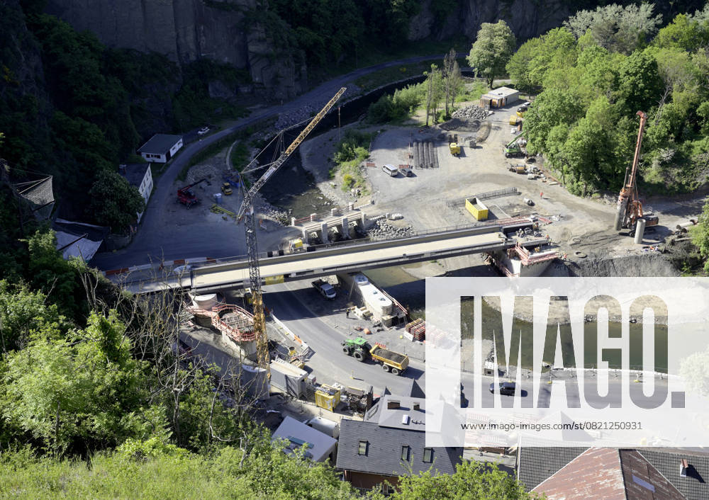 DEU , DEUTSCHLAND : Nach der Flutkatastrophe vom Juli 2021 im Ahrtal erneuert die Bahn AG die zerstoerten Trassen und Bruecken der Ahrtalbahn , wie hier in Altenahr , 14.05.2025 DEU , GERMANY : After the flood disaster in July 2021 in the Ahr Valley Bahn AG is repairing and rebuilding the destroyed bridges and railway lines of the Ahr Valley Train , like here in Altenahr