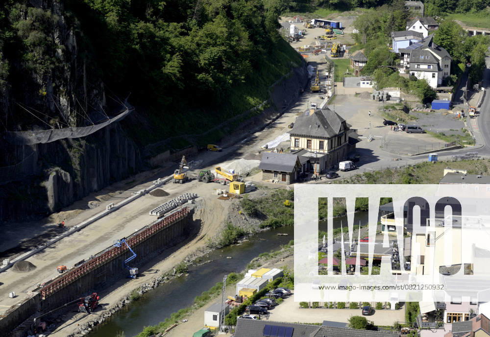 DEU , DEUTSCHLAND : Nach der Flutkatastrophe vom Juli 2021 im Ahrtal erneuert die Bahn AG die zerstoerten Trassen der Ahrtalbahn , wie hier in Altenahr , in der Mitte ist der Bahnhof , 14.05.2025 DEU , GERMANY : After the flood disaster in July 2021 in the Ahr Valley Bahn AG is repairing and rebuilding the destroyed railway lines of the Ahr Valley Train , like here in Altenahr , in the middle the station is visible