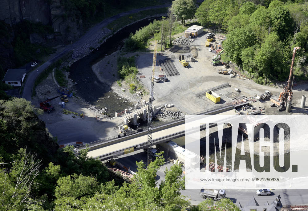 DEU , DEUTSCHLAND : Nach der Flutkatastrophe vom Juli 2021 im Ahrtal erneuert die Bahn AG die zerstoerten Trassen und Bruecken der Ahrtalbahn , wie hier in Altenahr , 14.05.2025 DEU , GERMANY : After the flood disaster in July 2021 in the Ahr Valley Bahn AG is repairing and rebuilding the destroyed bridges and railway lines of the Ahr Valley Train , like here in Altenahr