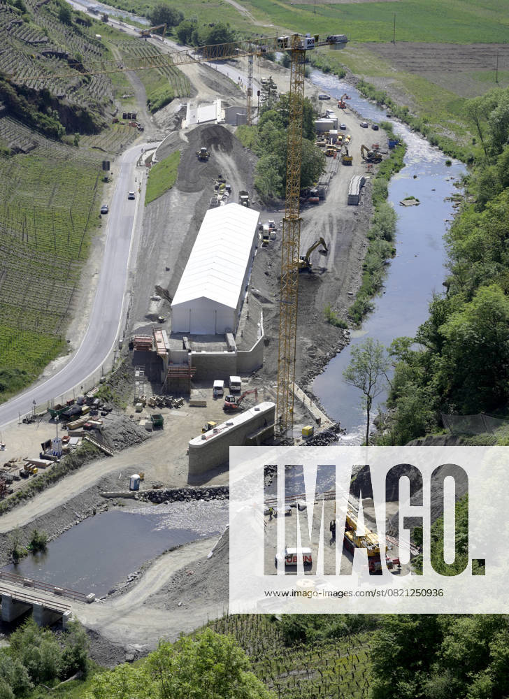 DEU , DEUTSCHLAND : Nach der Flutkatastrophe vom Juli 2021 im Ahrtal erneuert die Bahn AG die zerstoerten Trassen und Bruecken der Ahrtalbahn , wie hier in Mayschoss , 14.05.2025 DEU , GERMANY : After the flood disaster in July 2021 in the Ahr Valley Bahn AG is repairing and rebuilding the destroyed bridges and railway lines of the Ahr Valley Train , like here in Mayschoss