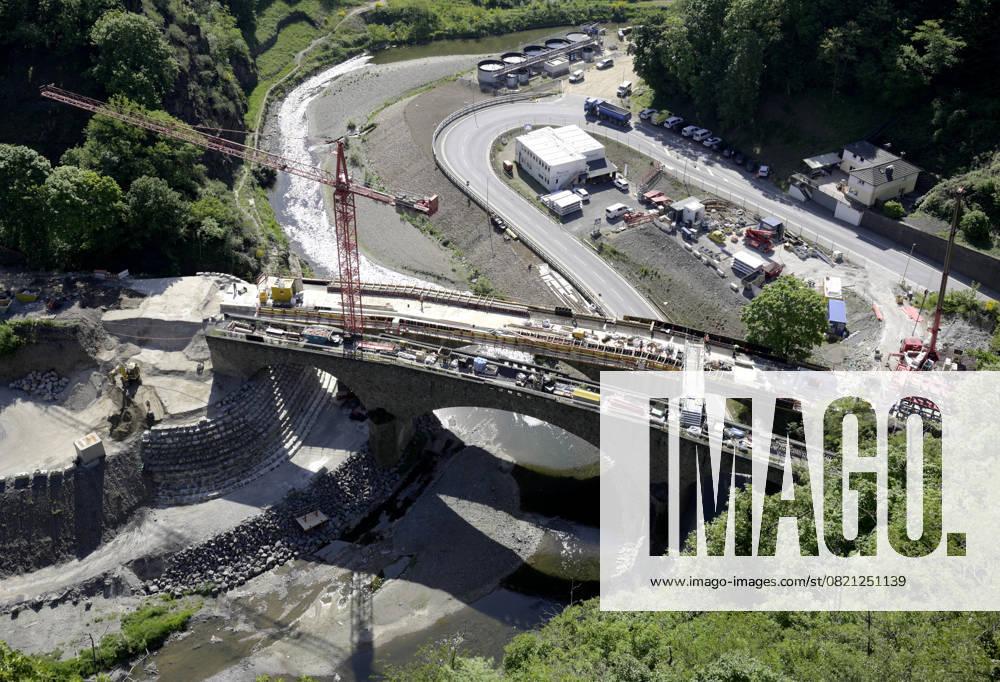 DEU , DEUTSCHLAND : Nach der Flutkatastrophe vom Juli 2021 im Ahrtal erneuert die Bahn AG die zerstoerten Trassen und Bruecken der Ahrtalbahn , wie hier in Altenahr , 14.05.2025 DEU , GERMANY : After the flood disaster in July 2021 in the Ahr Valley Bahn AG is repairing and rebuilding the destroyed bridges and railway lines of the Ahr Valley Train , like here in Altenahr