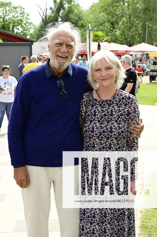 Achim Wolff und Rita Feldmeier beim Beelitzer Spargelfest 2025 auf der Beelitzer Freilichtbühne. Beelitz