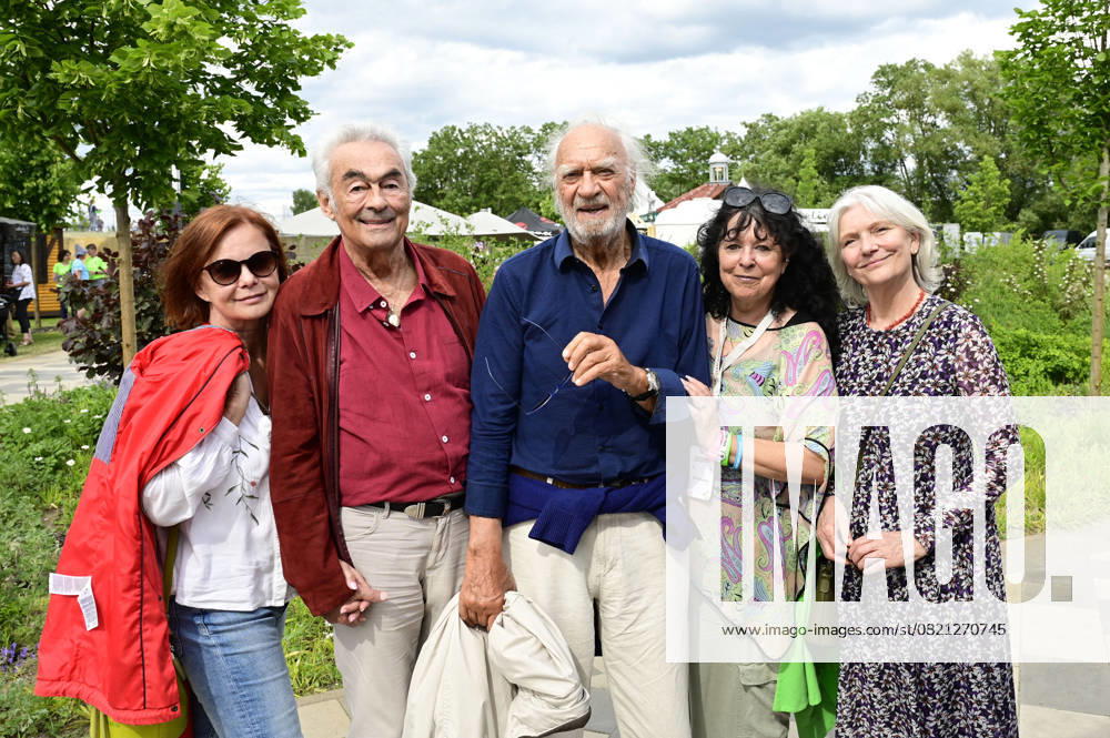 Petra Blossey, Giso Weißbach, Achim Wolff, Heike Köfer und Rita Feldmeier beim Beelitzer Spargelfest 2025 auf der Beelitzer Freilichtbühne. Beelitz