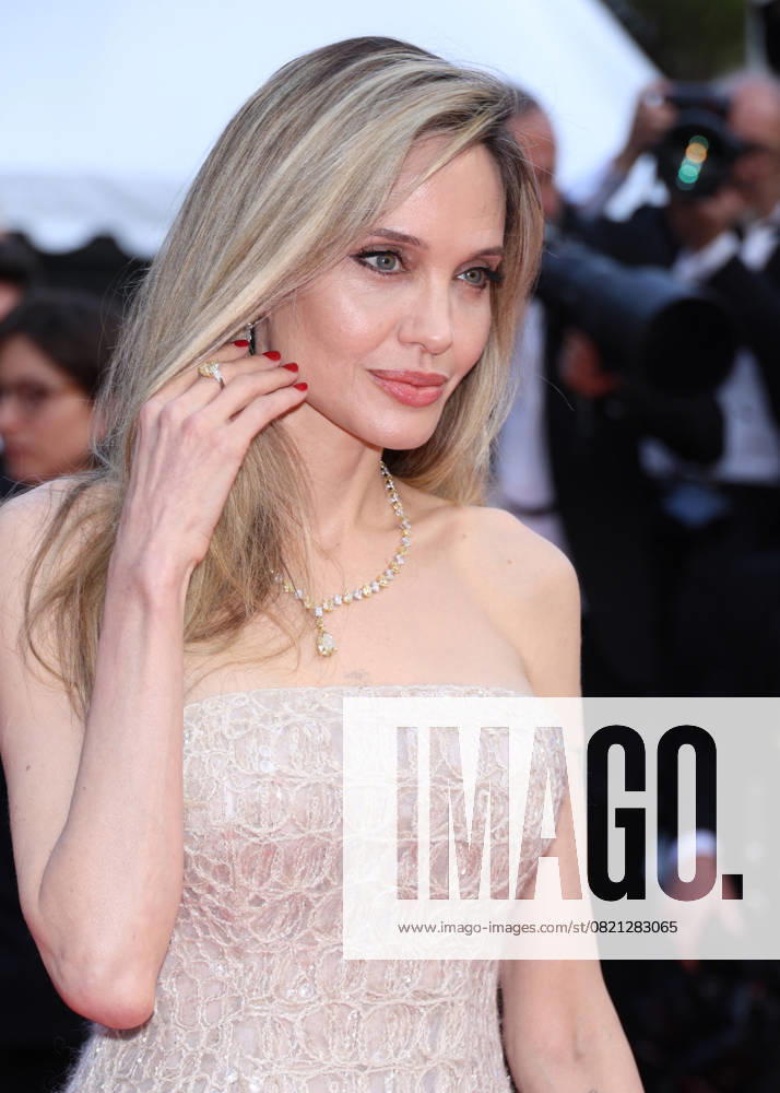 78ème Festival International du Film de Cannes Angelina Jolie Montée des marches du film Eddington lors du 78ème Festival International du Film de Cannes, au Palais des Festivals à Cannes Le 16 mai 2025 Photo BestImage Red carpet for the movie Eddington during the 78th Cannes International Film Festival at the Palais des Festivals in Cannes, France On may 16th 2025 Cannes France