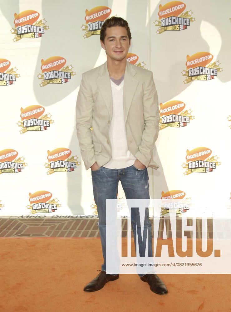 2007 Nickelodeon s Kids Chioce Awards SHIA LaBEOUF attends The 2007 Nickelodeon s Kids Choice Awards held at The Pauley Pavilion at UCLA in Westwood, California, USA, March 31st 2007. full length jeans cream beige jacket CAP DVS Debbie VanStory Los Angeles California United States