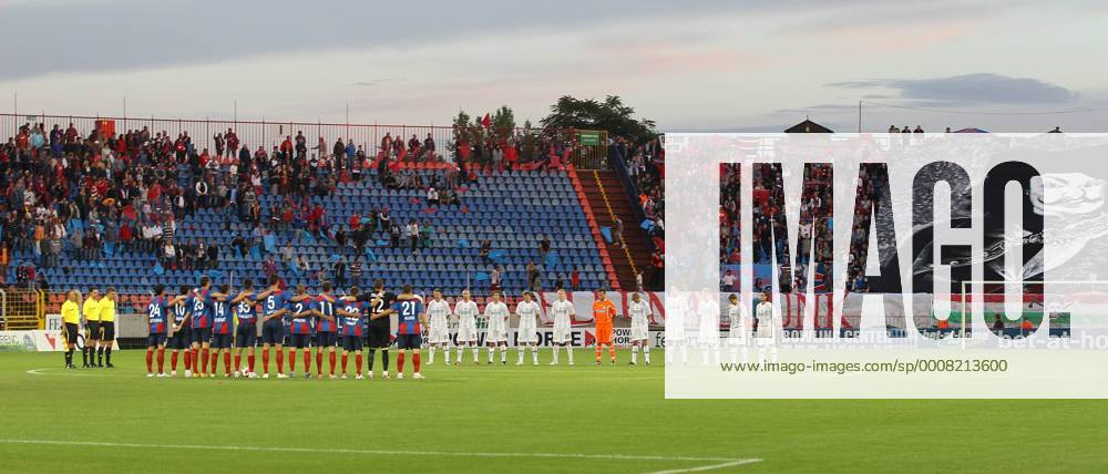FUSSBALL - UEFA CL Quali, Videoton vs Sturm SZEKESFEHERVAR, - UEFA Champions League, Qualifikation, Videoton FC vs SK Sturm Graz. Bild zeigt die Mannschaften von Videoton und Sturm und das Schiedsrichterteam. o0 Totale