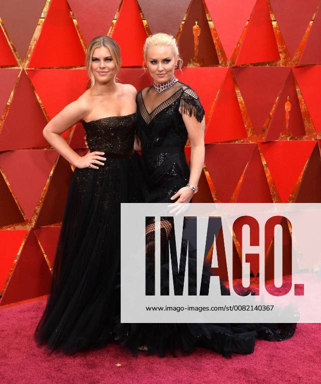 (L-R) Gabrine Muguruza and skier Lindsey Vonn arrive on the red carpet for the 90th annual Academy Awards at the Dolby Theatre in the Hollywood section of Los Angeles on March 4, 2018. LAP201803041089 JIMxRUYMEN