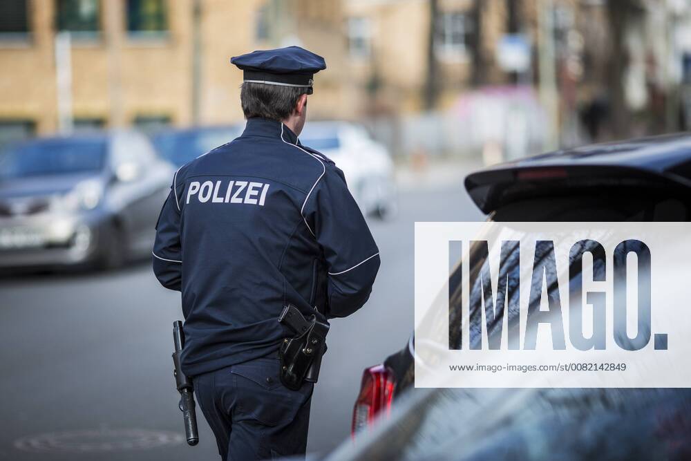 Ein Polizeibeamter waehrend einer Verkehrskontrolle in Berlin, 27.02.2018. Berlin Deutschland