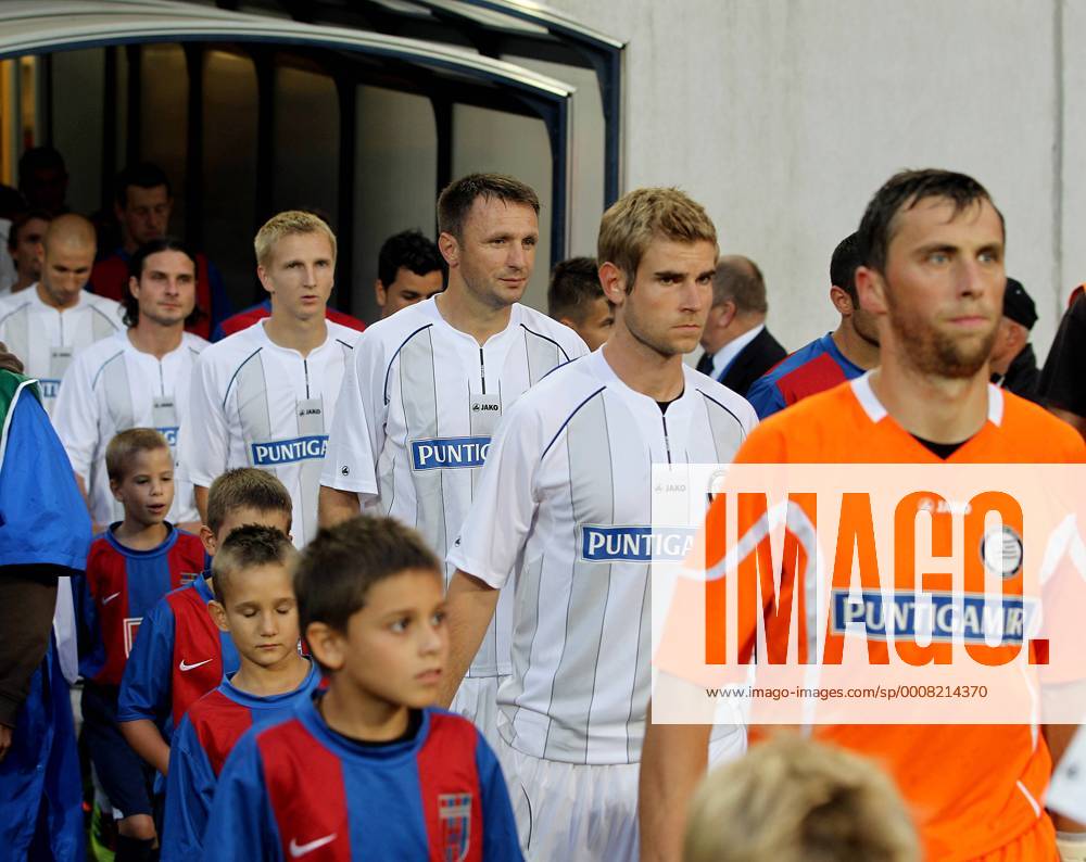 FUSSBALL - UEFA CL Quali, Videoton vs Sturm SZEKESFEHERVAR,UNGARN,20.JUL.11 - FUSSBALL - UEFA Champions League, Qualifikation, Videoton FC vs SK Sturm Graz. Bild zeigt Christian Gratzei, Manuel Weber, Samir Muratovic, Matthias Koch, Imre Szabics und Patrick Wolf (Sturm) mit Kindern.