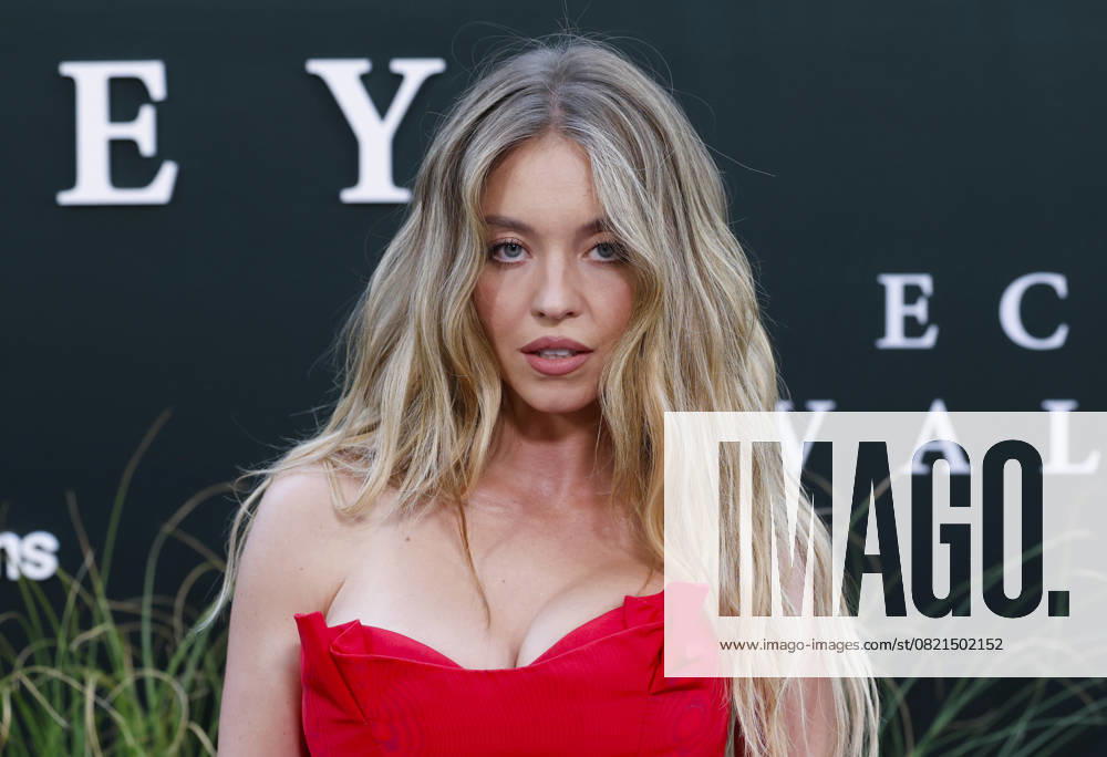 Sydney Sweeney arrives on the red carpet for the Echo Valley New York Premiere at AMC Lincoln Square 13 on June 04, 2025 in New York City. NYP20250604204 JOHNxANGELILLO