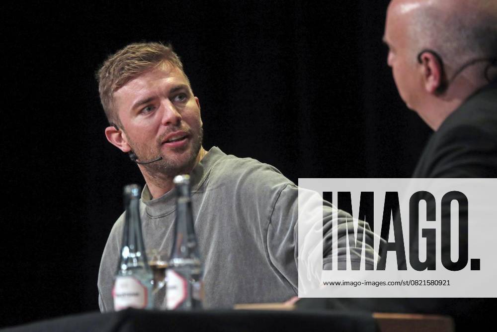 Frank Goosen (Deutscher Kabarettist und Romanautor) mit Christoph Kramer bei der Buchvorstellung von Christoph Kramer am Donnerstag den 05. Juni 2025 in der Mathias-Jakobs-Stadthalle in Gladbeck Foto : Frank Oppitz FUNKE Foto Services Kultur, Kunst, Unterhaltung Deutschland NRW Gladbeck
