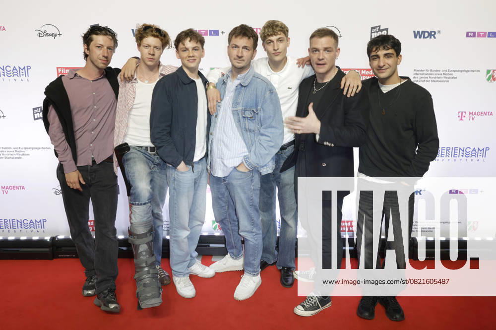Maximilian Mauff, Arsseni Bultmann, Nico Marischka, Johannes Kienast, Jonathan Kriener, David Schütter und Loran Alhasan bei der der Premiere der ZDFneo-Serie Chabos auf dem 11. Seriencamp Festival 2025 im Cinenova Kino. Köln