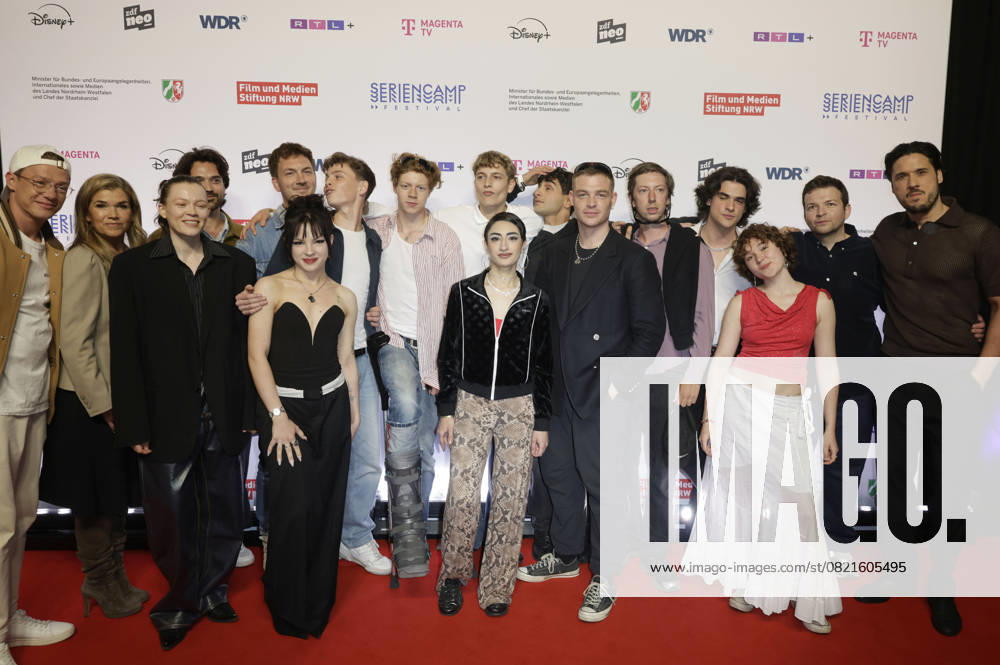 Vincent Krüger, Anke Engelke, Paula Kober, Mickey Paatzsch, Johannes Kienast, Arina Prass, Nico Marischka, Arsseni Bultmann, Jonathan Kriener, Nairi Hadodo, Loran Alhasan, David Schütter, Maximilian Mauff, Maximilian Raffelt, Mathilda Smidt, Arkadij Khaet und Alexander Milo bei der der Premiere der ZDFneo-Serie Chabos auf dem 11. Seriencamp Festival 2025 im Cinenova Kino. Köln