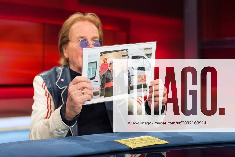 Berlin Frank Zander (Musiker, engagiert sich fuer Obdachlose) mit Foto, zu Gast bei hart aber fair, 05.03.2018,