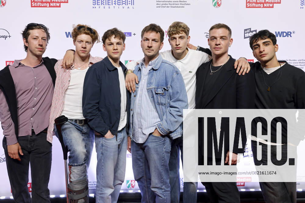 Die Schauspieler Maximilian Mauff, Arsseni Bultmann, Nico Marischka, Johannes Kienast, Jonathan Kriener, David Schütter und Loran Alhasan bei der Premiere der Serie Chabos beim 11. Seriencamp Festival 2025 im Cinenova Kino. Köln, 05.06.2025 NRW Deutschland