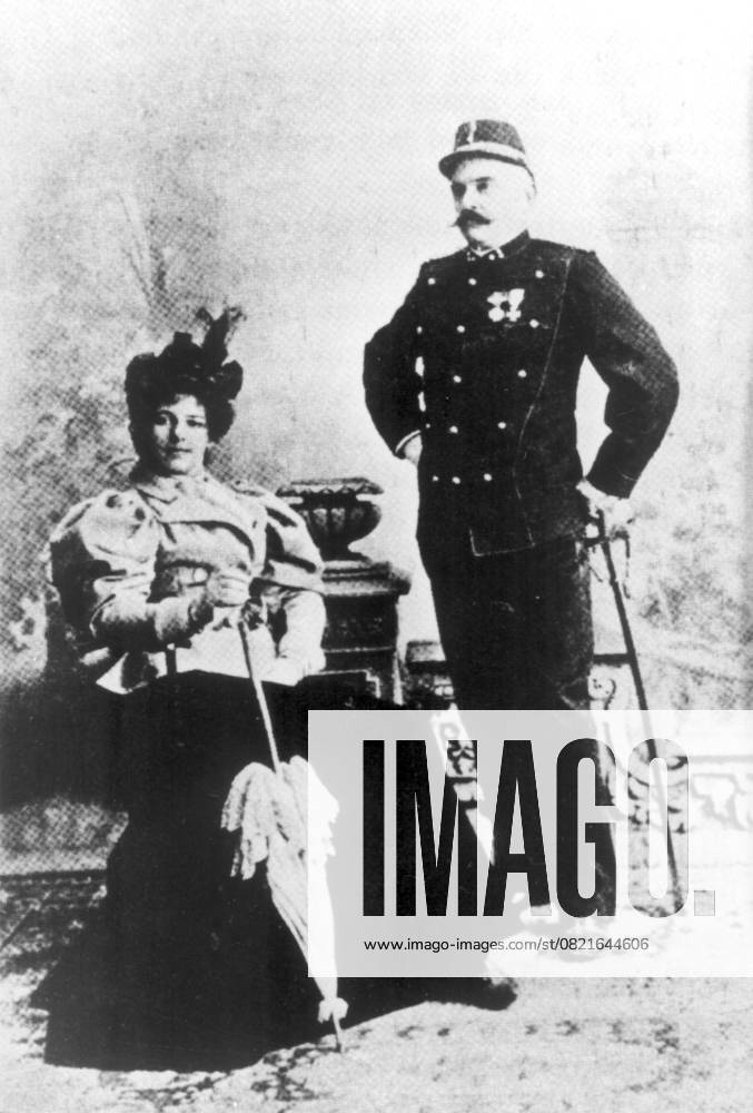 MATA HARI: Spionin, Kurtisane, exotische Tänzerin 1876-1917 Um 1900, Paris, Frankreich: Die niederländische exotische Tänzerin und Kurtisane MATA HARI im Bild mit ihrem Ehemann, einem niederländischen Marineoffizier RUDOLF MACLEOD. MATA HARI war der Künstlername von MARGARETHA GEERTRUIDA ZELLE, die im Ersten Weltkrieg wegen angeblicher Spionage erschossen wurde. Der Name Mata Hari ist zum Synonym für Spionage, Spionage, Intrigen und Sinnlichkeit geworden. Paris, Frankreich Paris, France France