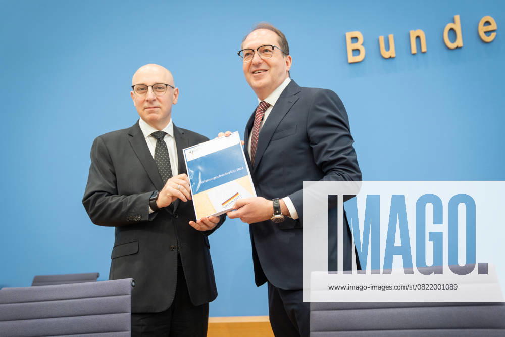 Bundespressekonferenz in Berlin - Vorstellung Verfassungsschutzbericht 2024 - Alexander Dobrindt, Bundesinnenminister CSU (rechts), mit Sinan Selen, Vizepräsident Bundesamt für Verfassungsschutz BfV;Bundespressekonferenz in Berlin - Vorstellung Verfassungsschutzbericht 2024, Berlin Berlin Deutschland Haus der Bundespressekonferenz