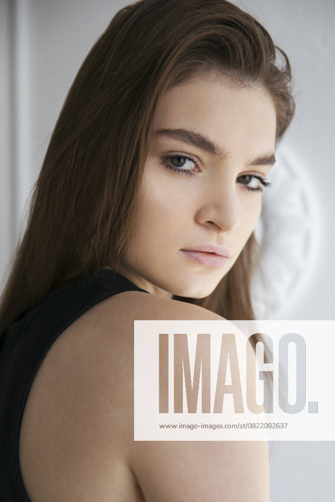 Portrait of a young woman on a white background Novosibirsk, Novosibirsk Oblast, Russia R_OLOL250610-1764858-01 ,model released, Symbolfoto