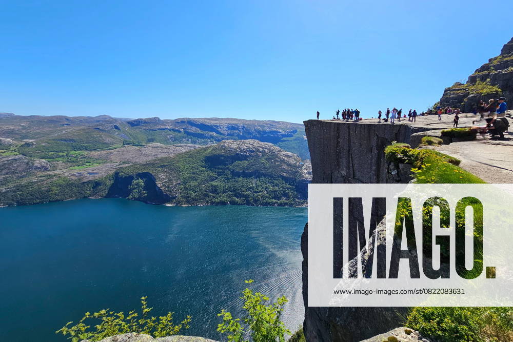 Ryfylke NOR, Reise, Europa, Norwegen, Preikestolen, Schiffsreise, Aida, Kreuzfahrt, 10.06.2025 Die Felsplattform Preikestolen in Ryfylke ist eine beruehmte Touristenattraktion und bietet einen atemberaubenden Blick ueber den Lysefjord NOR, Reise, Europa, Norwegen, Preikestolen, Schiffsreise, Aida, Kreuzfahrt
