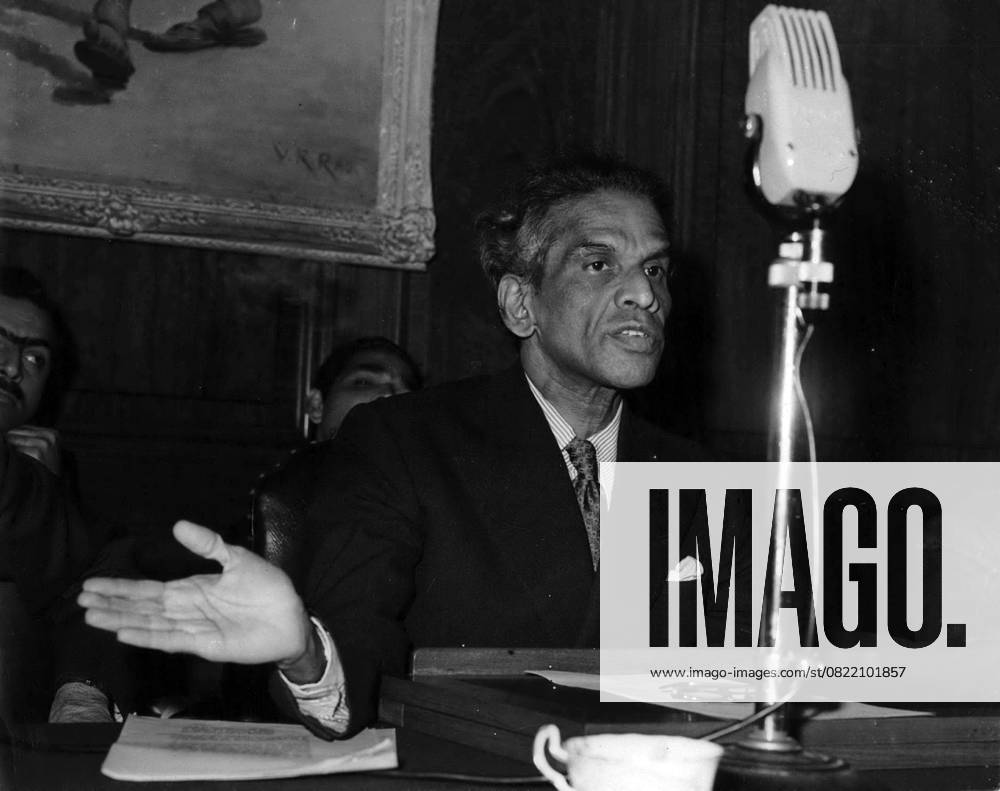 Indien Nepal Pakistan 8. August 1951 - Pressekonferenz zum japanischen Friedensvertrag in Indien. Seine Exzellenz Krishna Menon nimmt daran teil. Eine Pressekonferenz zum vorgeschlagenen japanischen Friedensvertrag fand heute Morgen im India House statt. Indien wird auf der San Francisco-Konferenz zum Vertrag nicht vertreten sein. Das Foto zeigt Herrn Krishna Menon, den indischen Hochkommissar, der heute Morgen während der Konferenz zu sehen war.