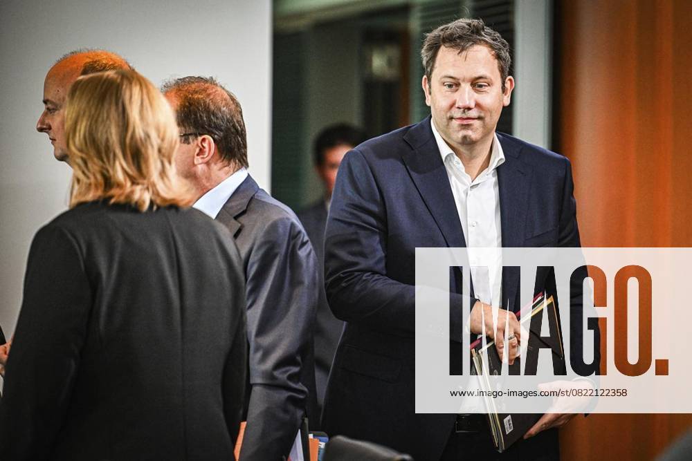 Lars Klingbeil (SPD), Bundesminister der Finanzen, Vizekanzler und SPD-Bundesvorsitzender, nimmt an der Sitzung des Bundeskabinetts im Bundeskanzleramt teil., fotografiert am 11.06.2025 in Berlin. Politik, Regierung Berlin Berlin Berlin