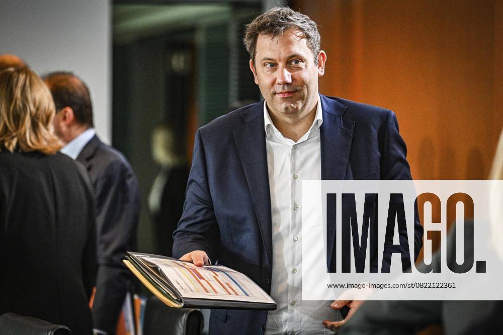 Lars Klingbeil (SPD), Bundesminister der Finanzen, Vizekanzler und SPD-Bundesvorsitzender, nimmt an der Sitzung des Bundeskabinetts im Bundeskanzleramt teil., fotografiert am 11.06.2025 in Berlin. Politik, Regierung Berlin Berlin Berlin