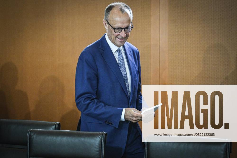 Bundeskanzler Friedrich Merz (CDU) nimmt an der Sitzung des Bundeskabinetts im Bundeskanzleramt teil., fotografiert am 11.06.2025 in Berlin. Politik, Regierung Berlin Berlin Berlin