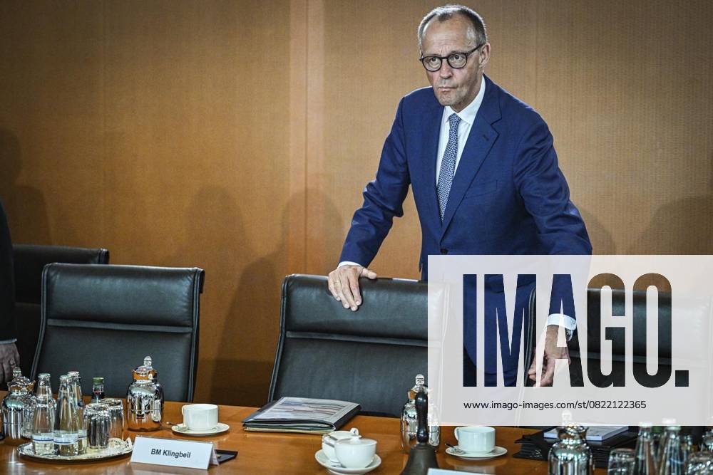 Bundeskanzler Friedrich Merz (CDU) nimmt an der Sitzung des Bundeskabinetts im Bundeskanzleramt teil., fotografiert am 11.06.2025 in Berlin. Politik, Regierung Berlin Berlin Berlin