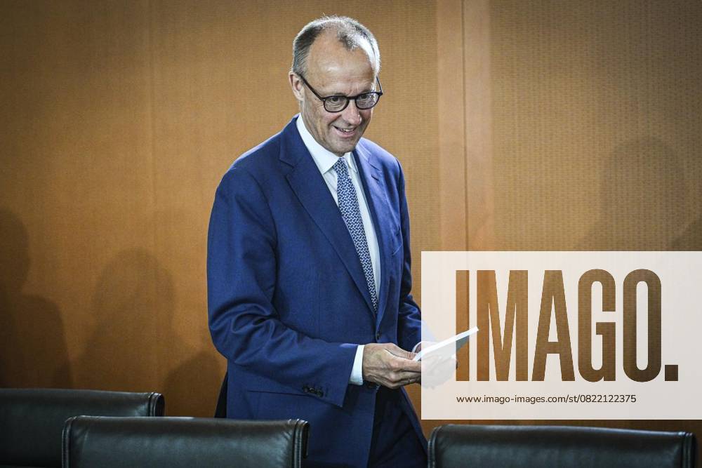 Bundeskanzler Friedrich Merz (CDU) nimmt an der Sitzung des Bundeskabinetts im Bundeskanzleramt teil., fotografiert am 11.06.2025 in Berlin. Politik, Regierung Berlin Berlin Berlin
