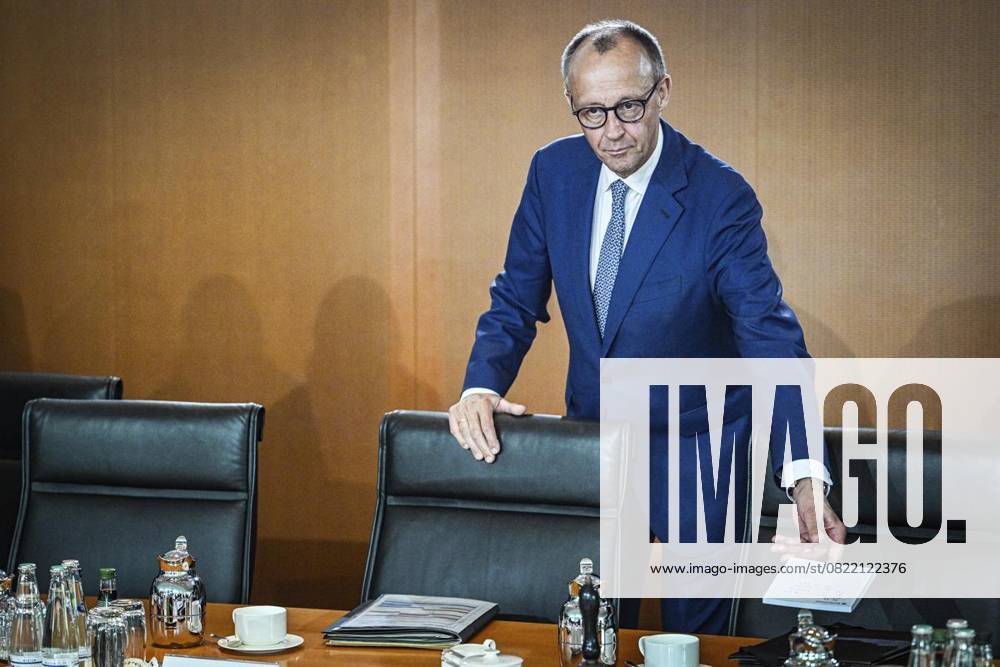 Bundeskanzler Friedrich Merz (CDU) nimmt an der Sitzung des Bundeskabinetts im Bundeskanzleramt teil., fotografiert am 11.06.2025 in Berlin. Politik, Regierung Berlin Berlin Berlin