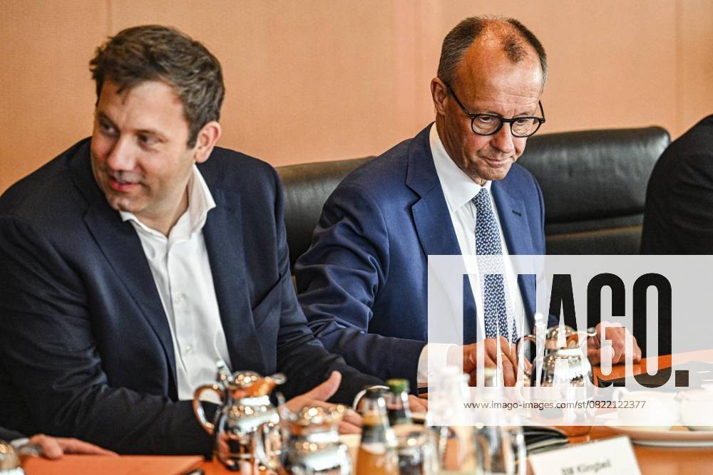 Bundeskanzler Friedrich Merz (CDU) und Lars Klingbeil (SPD), Bundesminister der Finanzen, Vizekanzler und SPD-Bundesvorsitzender, nehmen an der Sitzung des Bundeskabinetts im Bundeskanzleramt teil., fotografiert am 11.06.2025 in Berlin. Politik, Regierung Berlin Berlin Berlin