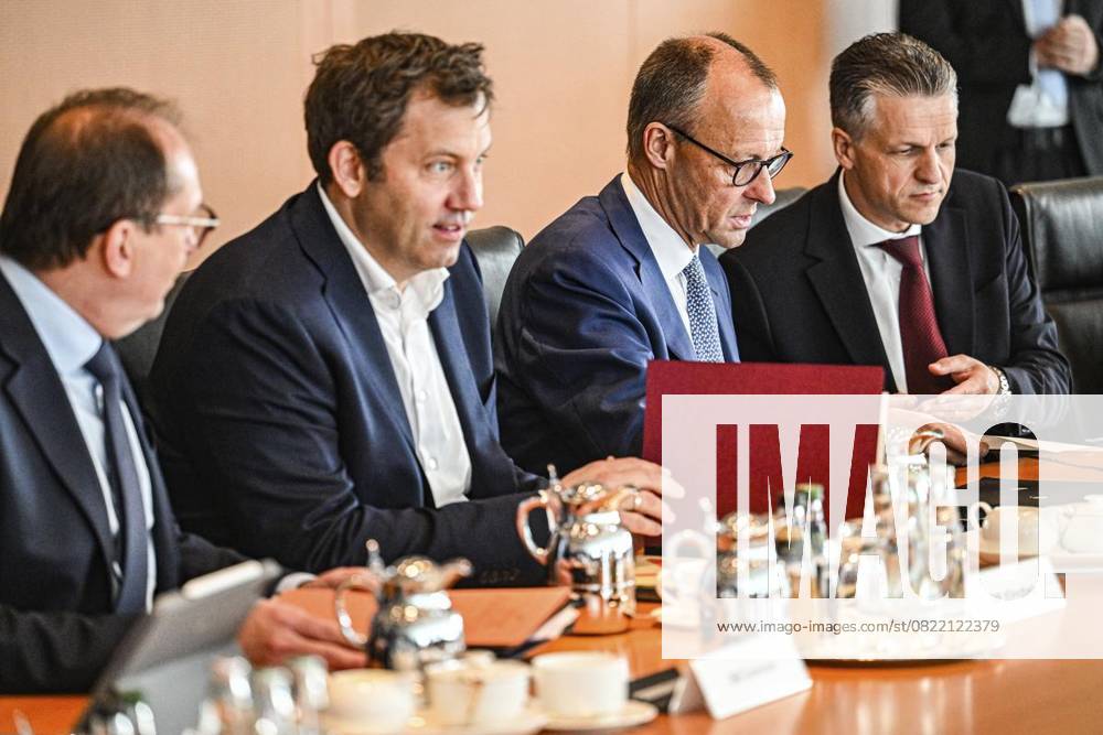 Bundeskanzler Friedrich Merz (CDU) und Lars Klingbeil (SPD), Bundesminister der Finanzen, Vizekanzler und SPD-Bundesvorsitzender, nehmen an der Sitzung des Bundeskabinetts im Bundeskanzleramt teil., fotografiert am 11.06.2025 in Berlin. Politik, Regierung Berlin Berlin Berlin