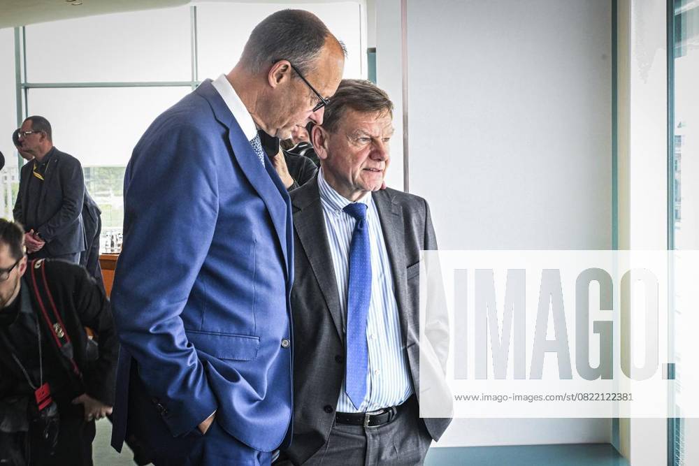 Bundeskanzler Friedrich Merz (CDU) und Johann Wadephul (CDU), Außenminister, nehmen an der Sitzung des Bundeskabinetts im Bundeskanzleramt teil., fotografiert am 11.06.2025 in Berlin. Politik, Regierung Berlin Berlin Berlin