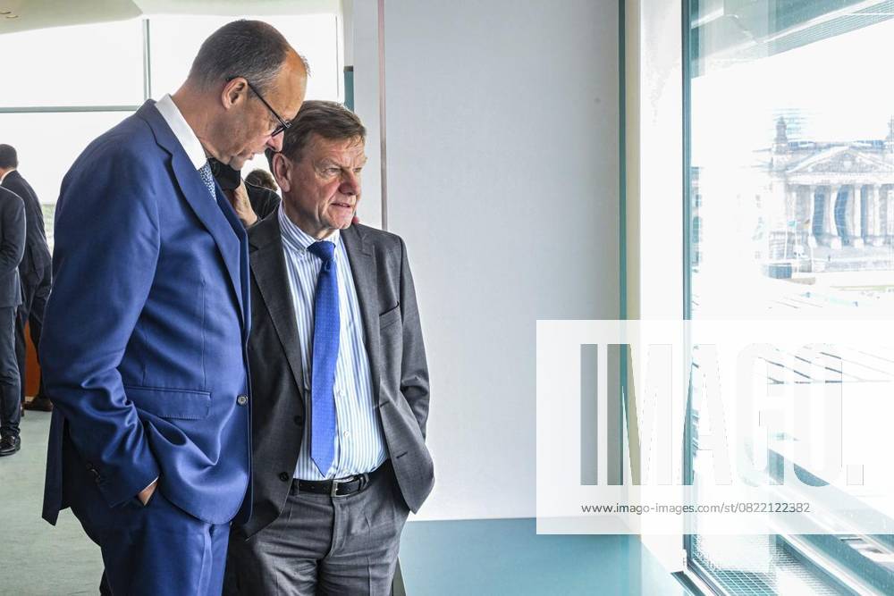 Bundeskanzler Friedrich Merz (CDU) und Johann Wadephul (CDU), Außenminister, nehmen an der Sitzung des Bundeskabinetts im Bundeskanzleramt teil., fotografiert am 11.06.2025 in Berlin. Politik, Regierung Berlin Berlin Berlin