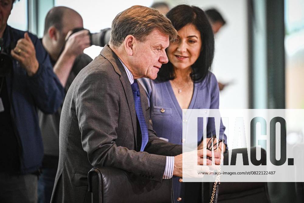 Johann Wadephul (CDU, l), Außenminister, und Katherina Reiche (CDU), Bundesministerin für Wirtschaft und Energie, nehmen an der Sitzung des Bundeskabinetts im Bundeskanzleramt teil, fotografiert am 11.06.2025 in Berlin. Politik, Regierung Berlin Berlin Berlin