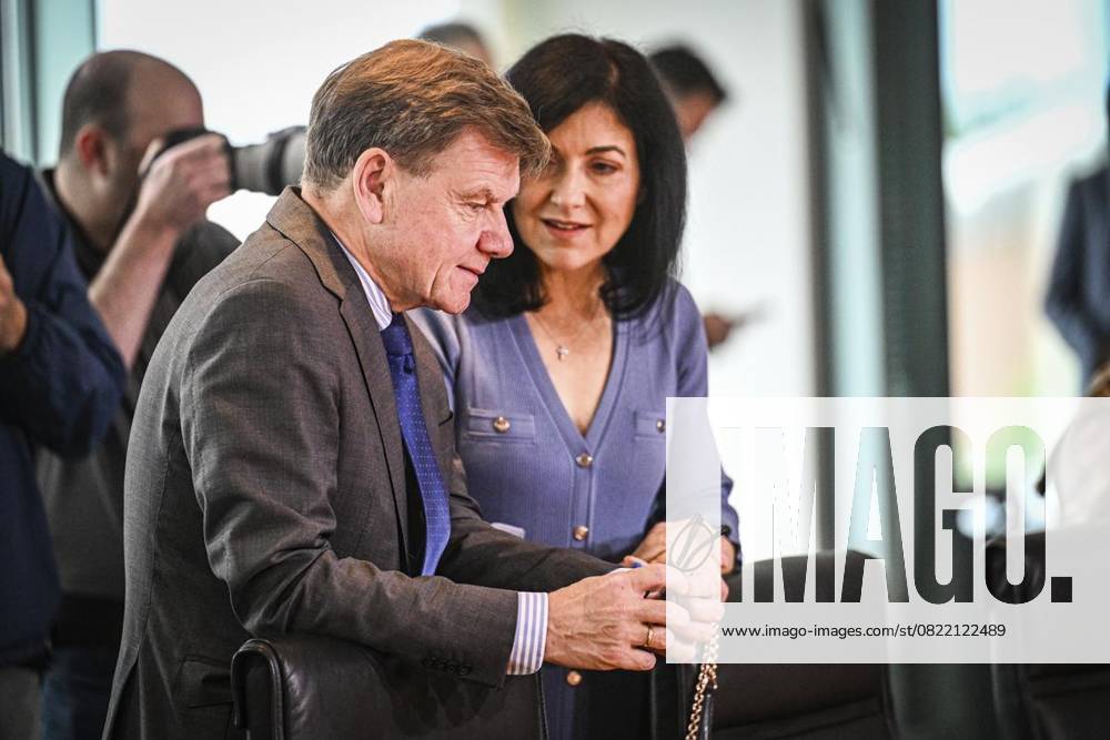 Johann Wadephul (CDU, l), Außenminister, und Katherina Reiche (CDU), Bundesministerin für Wirtschaft und Energie, nehmen an der Sitzung des Bundeskabinetts im Bundeskanzleramt teil, fotografiert am 11.06.2025 in Berlin. Politik, Regierung Berlin Berlin Berlin