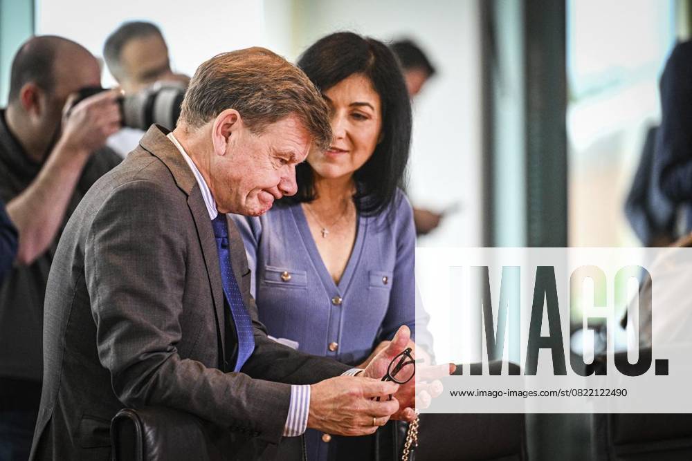 Johann Wadephul (CDU, l), Außenminister, und Katherina Reiche (CDU), Bundesministerin für Wirtschaft und Energie, nehmen an der Sitzung des Bundeskabinetts im Bundeskanzleramt teil, fotografiert am 11.06.2025 in Berlin. Politik, Regierung Berlin Berlin Berlin