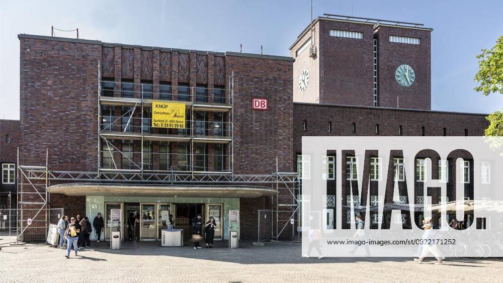 Eingerüstet ist am Donnerstag, 12.06.2025, das Fensterband über dem Haupteingang zum Hauptbahnhof Oberbausen. Deutschland NRW Oberhausen